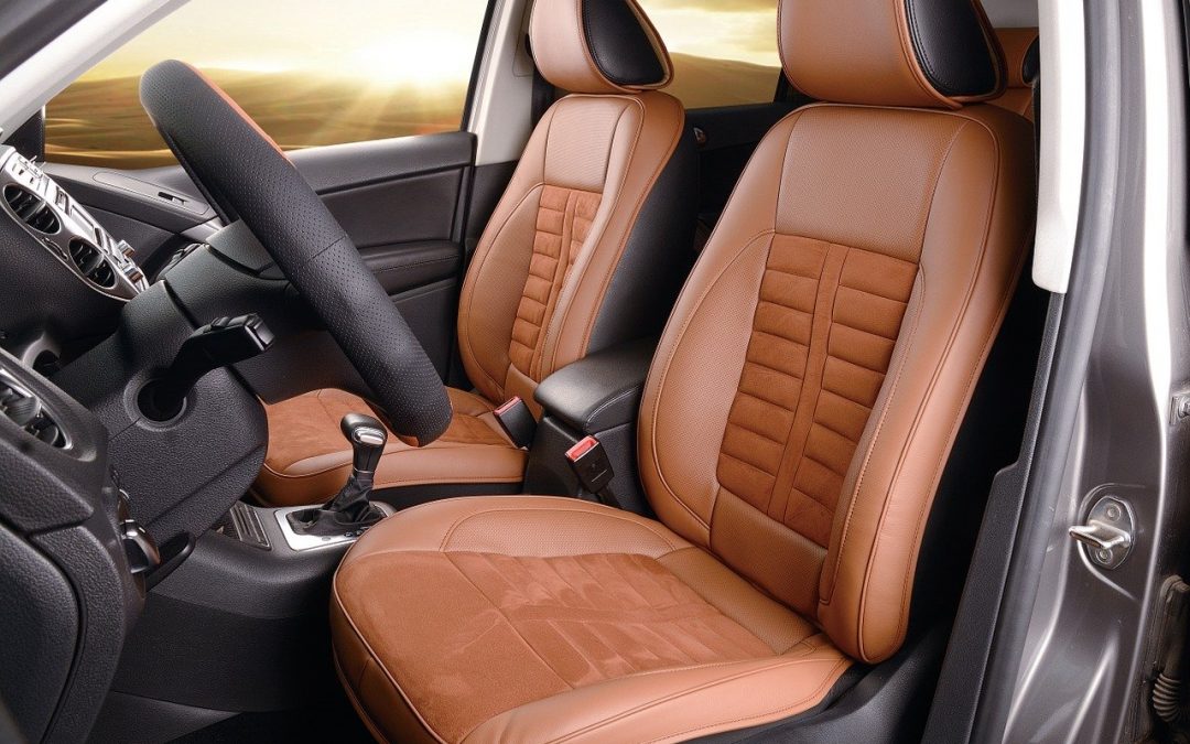 intérieur d'une voiture avec des sièges en cuir de luxe