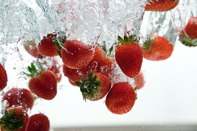 Lavage et rinçage des fraises à l'eau ozonée