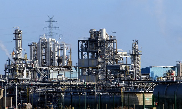 Système de traitement par ozone installé sur une tour de refroidissement industrielle