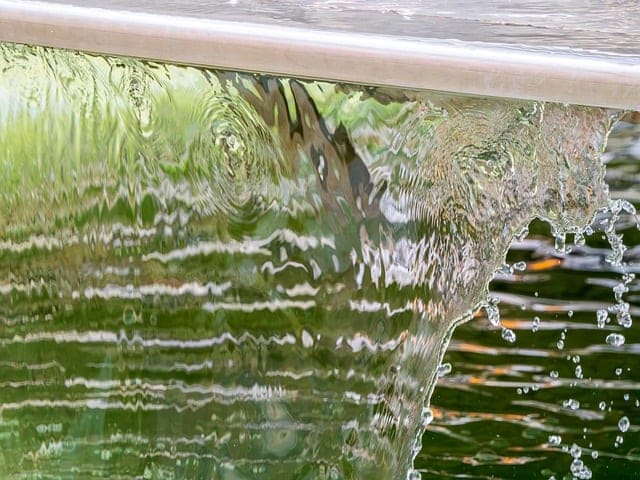 Lorsqu'il est injecté dans l'eau, l'ozone entre en contact avec les nitrites et provoque leur oxydation