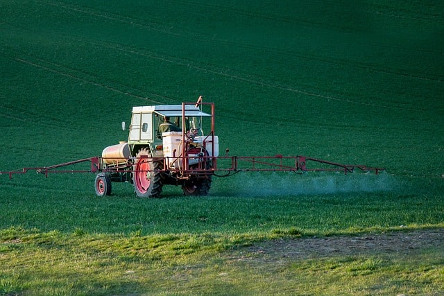 L'ozone (O₃) est reconnu pour ses propriétés oxydantes puissantes, lesquelles peuvent être exploitées pour réduire et éliminer les pesticides présents dans l'eau et sur les surfaces des produits agricoles