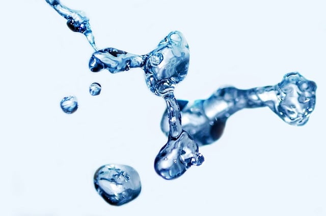 L'eau ozonée, obtenue par l'injection d'ozone (O₃) dans l'eau, représente une alternative écologique et efficace aux désinfectants chimiques traditionnels.